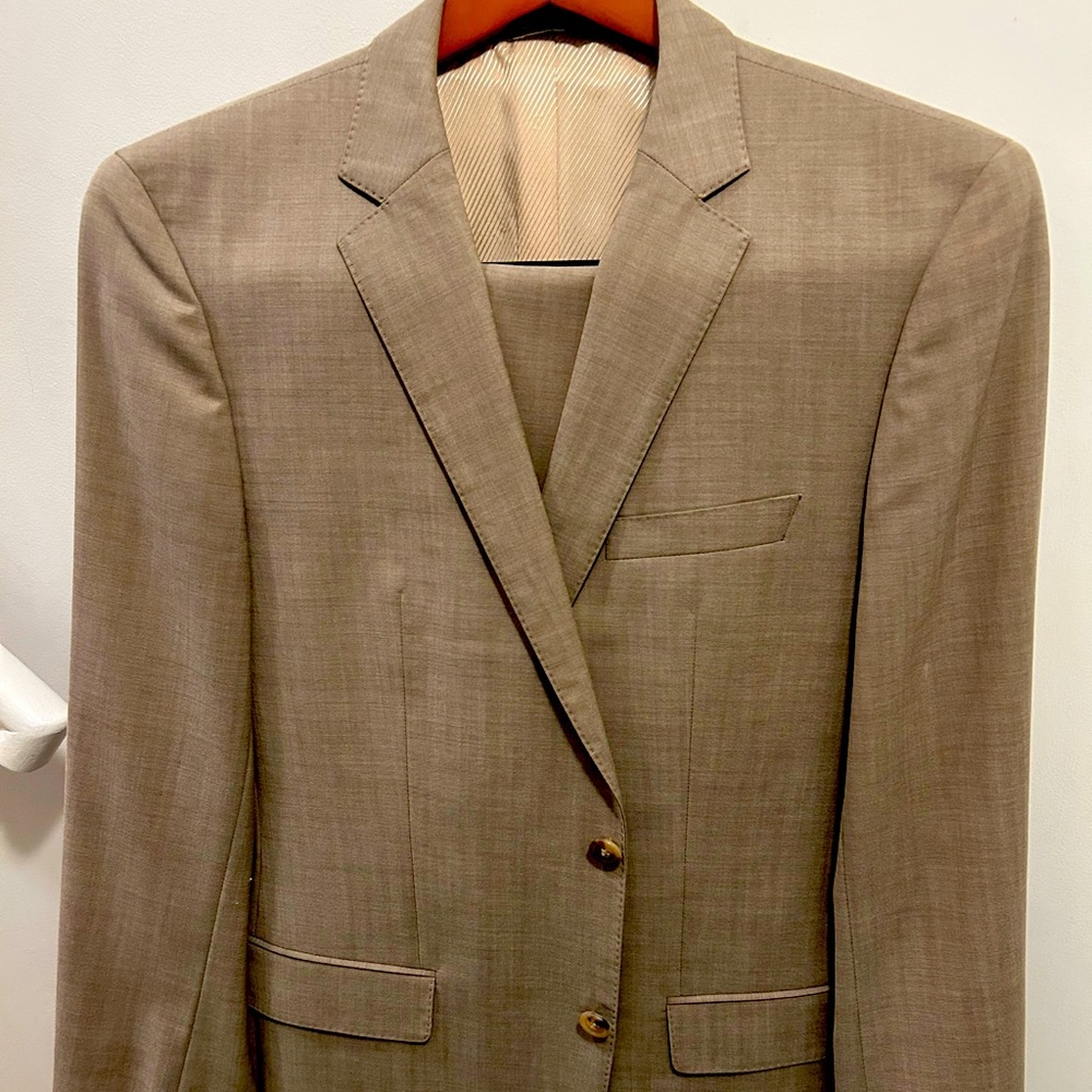 Lightly worn, tan Hugo Boss suit. 40R. Side vents